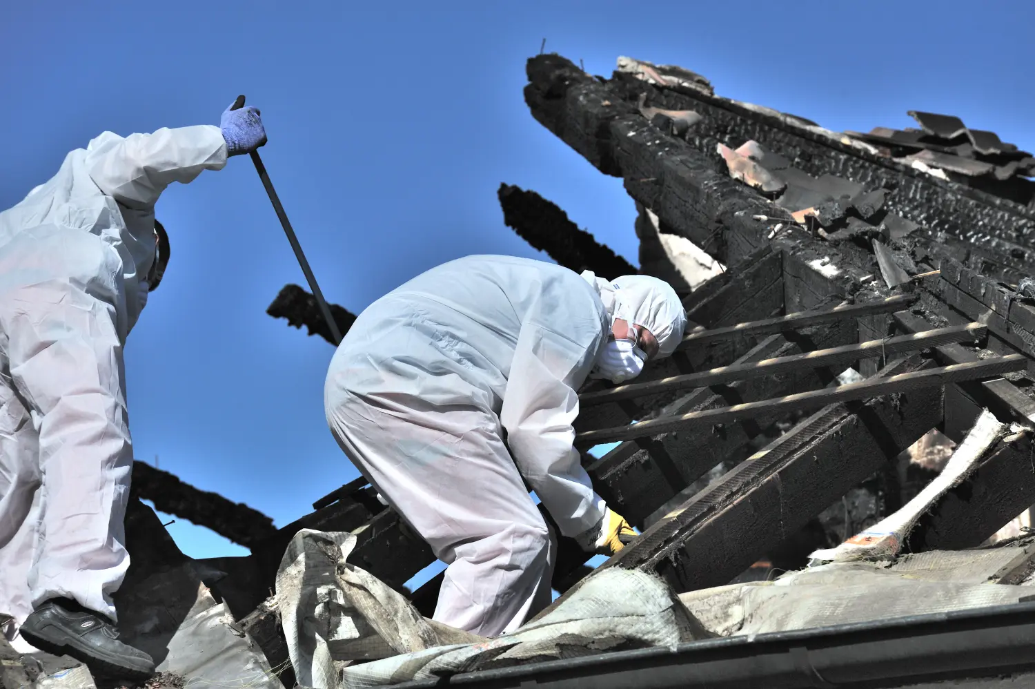 Aufräumarbeiten nach Dachstuhlbrand 